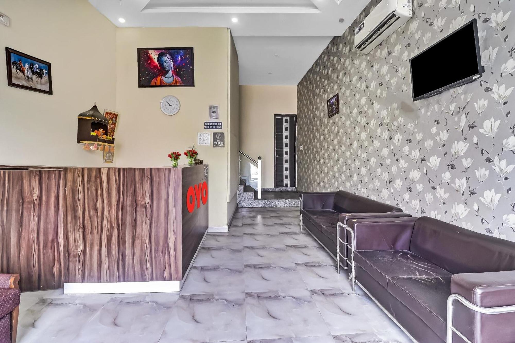 Hotel O Prince Home Stay Near Ambience Mall Нью-Дели Экстерьер фото