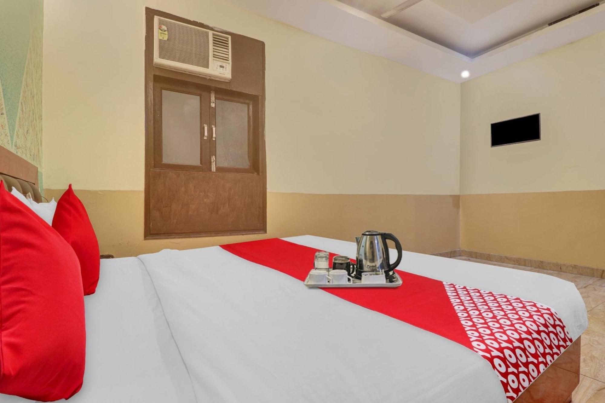 Hotel O Prince Home Stay Near Ambience Mall Нью-Дели Экстерьер фото