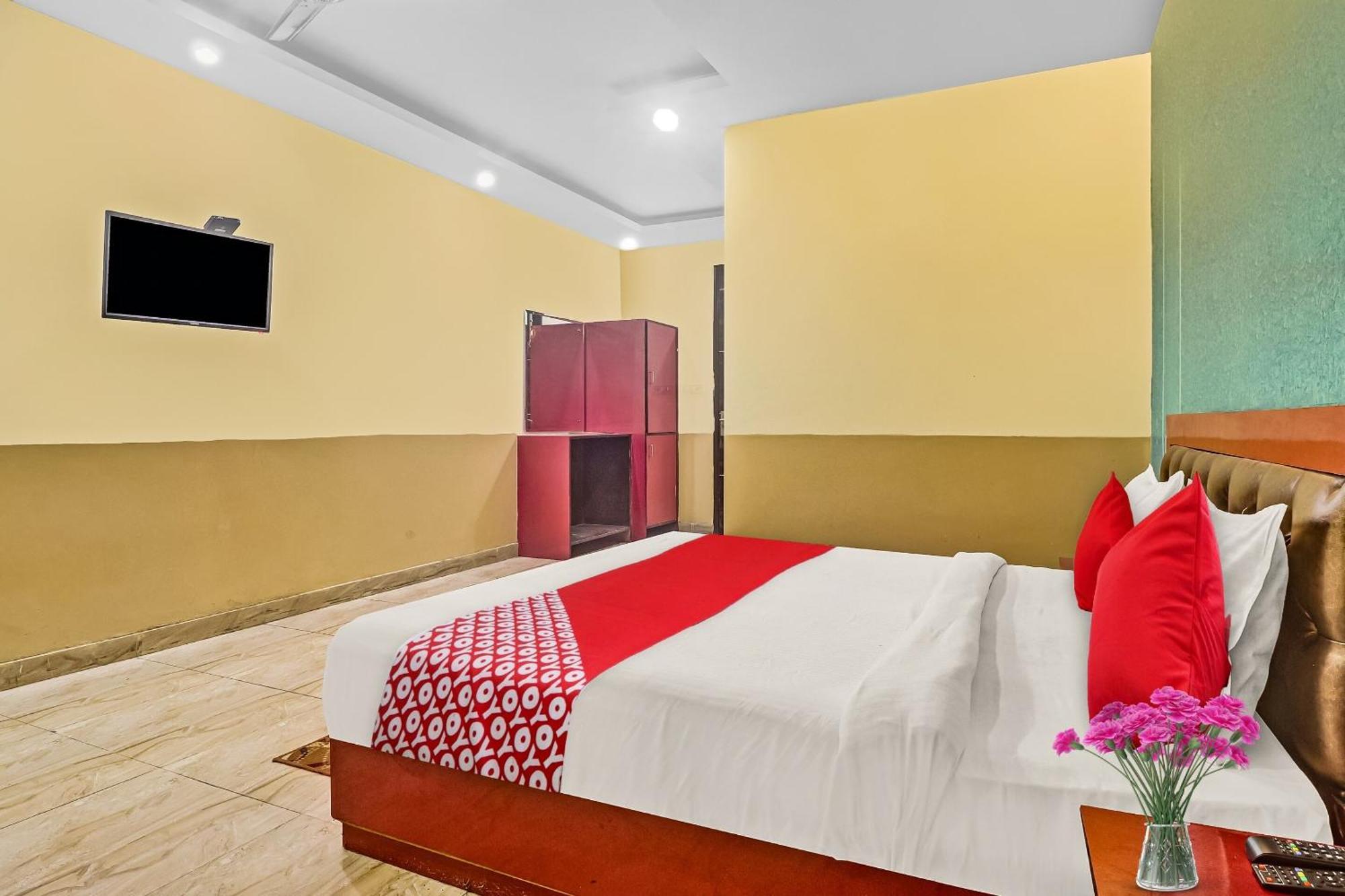 Hotel O Prince Home Stay Near Ambience Mall Нью-Дели Экстерьер фото