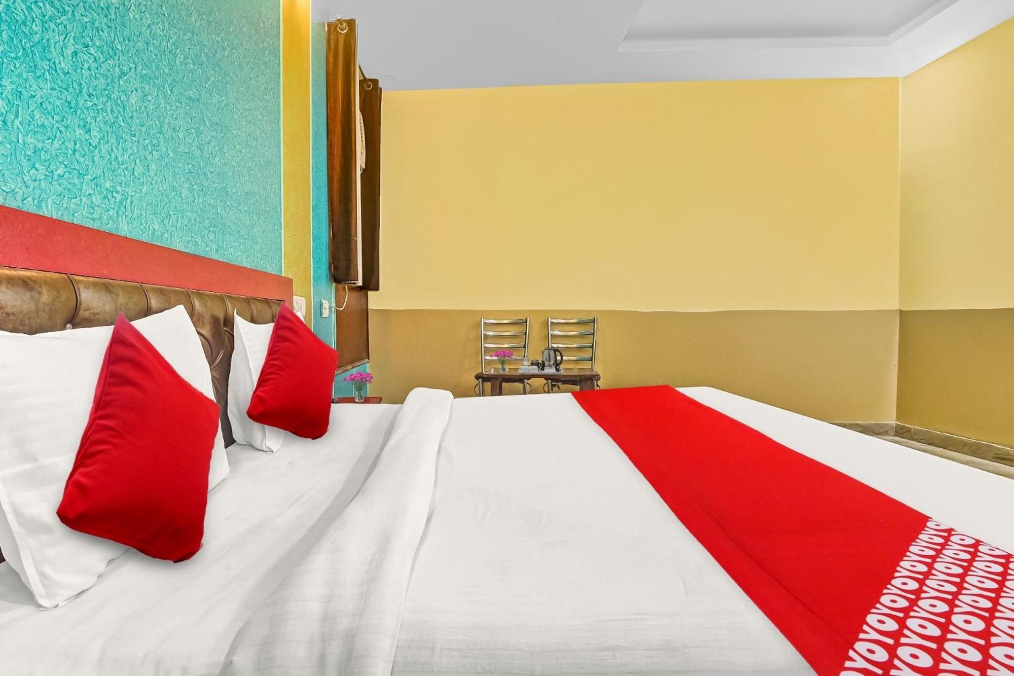 Hotel O Prince Home Stay Near Ambience Mall Нью-Дели Экстерьер фото