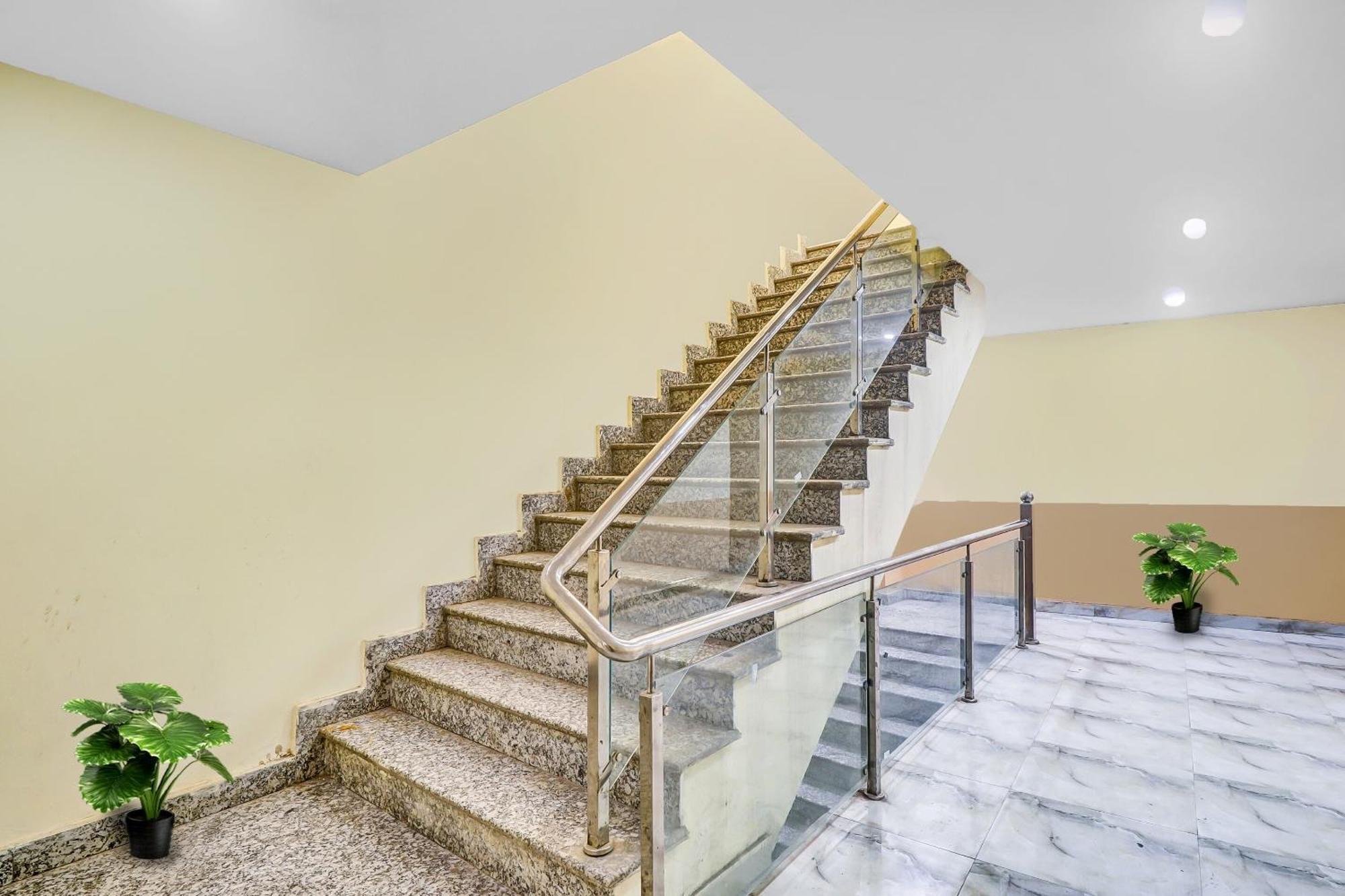 Hotel O Prince Home Stay Near Ambience Mall Нью-Дели Экстерьер фото